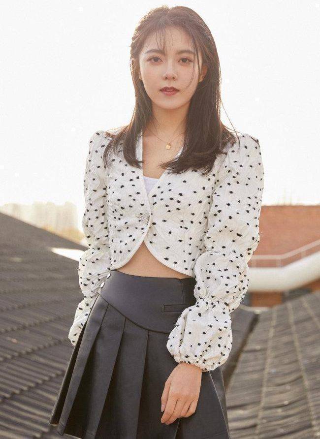 卫衣|赵今麦穿“甜酷风”真不赖,穿皮裙真的好抬气质,A4腰藏不住了