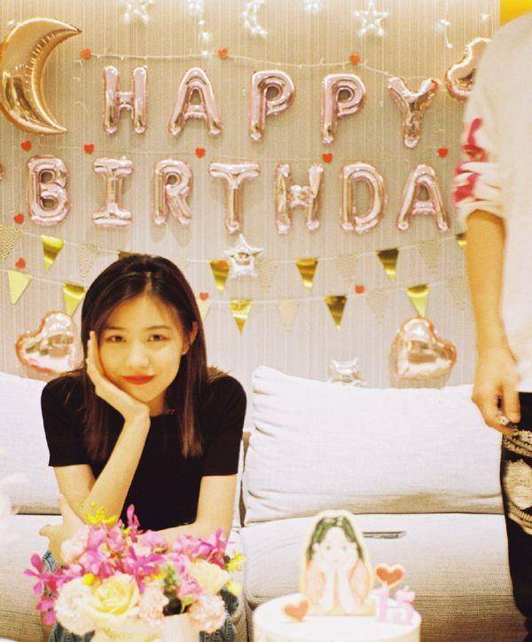 黑色|汪峰15岁大女儿太惊艳!露脐装搭长裤秀曼妙身材,已初显女人味