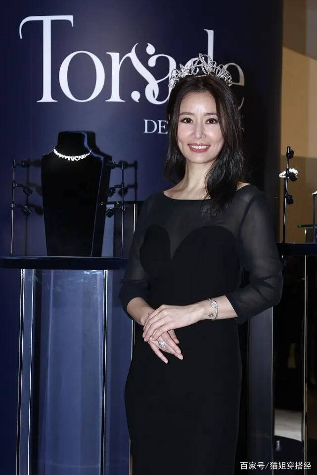 黑色|林心如复工蜕变成时尚女王，穿黑裙戴王冠真高贵，全程捧腹似怀孕