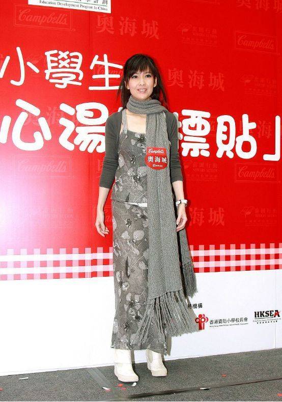 粉色|女人老了像周慧敏这样也挺好，优雅又端庄，穿粉色也依旧动人