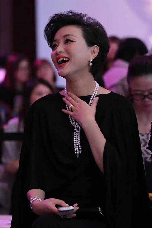 效果|杨澜到底是主持人出身，气质好穿阔腰礼裙都很美，会打扮很重要