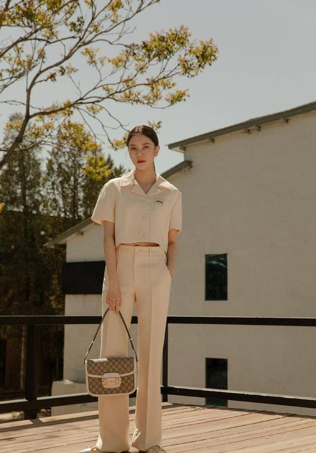 拳击|宋妍霏真的太会穿了，时尚大片诠释色彩美学，“拳击辫”尽显帅气