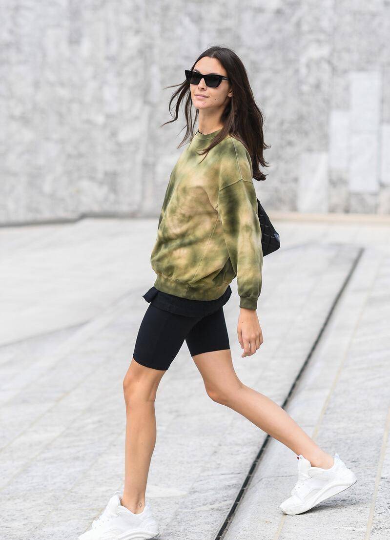 卫衣|入秋了,衣柜里的卫衣拿出来穿吧,加上短裤更时髦,秀出大长腿