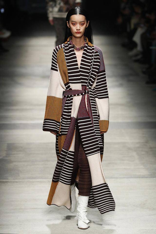 个性|奶奶辈喜欢的收腰毛衣你确定不尝试一下？时尚百搭，穿起来真亮眼