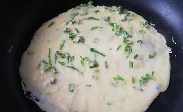 做法|鸡蛋葱花饼简单做法,手不沾面,柔软劲道,10分钟解决全家早餐