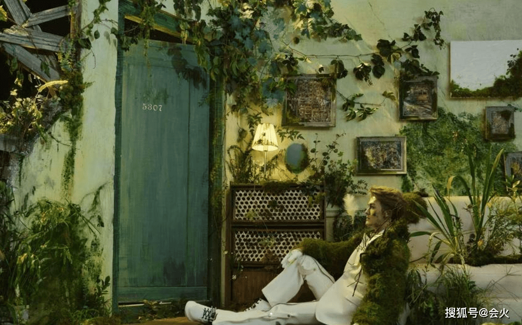 皮肤|41岁吴克群拍大片脸上黏草，皮肤光滑棱角分明，又高又瘦身材健硕