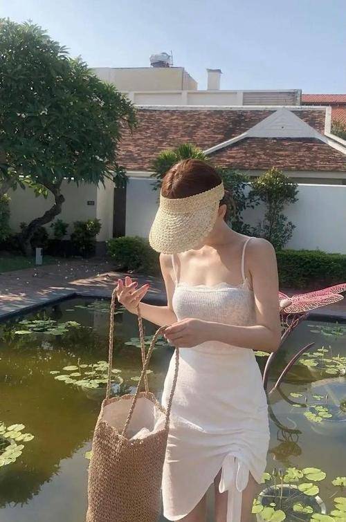 纵向|夏日旅行很适合穿吊带背心配半身裙，抽绳显瘦显时髦，女人味十足
