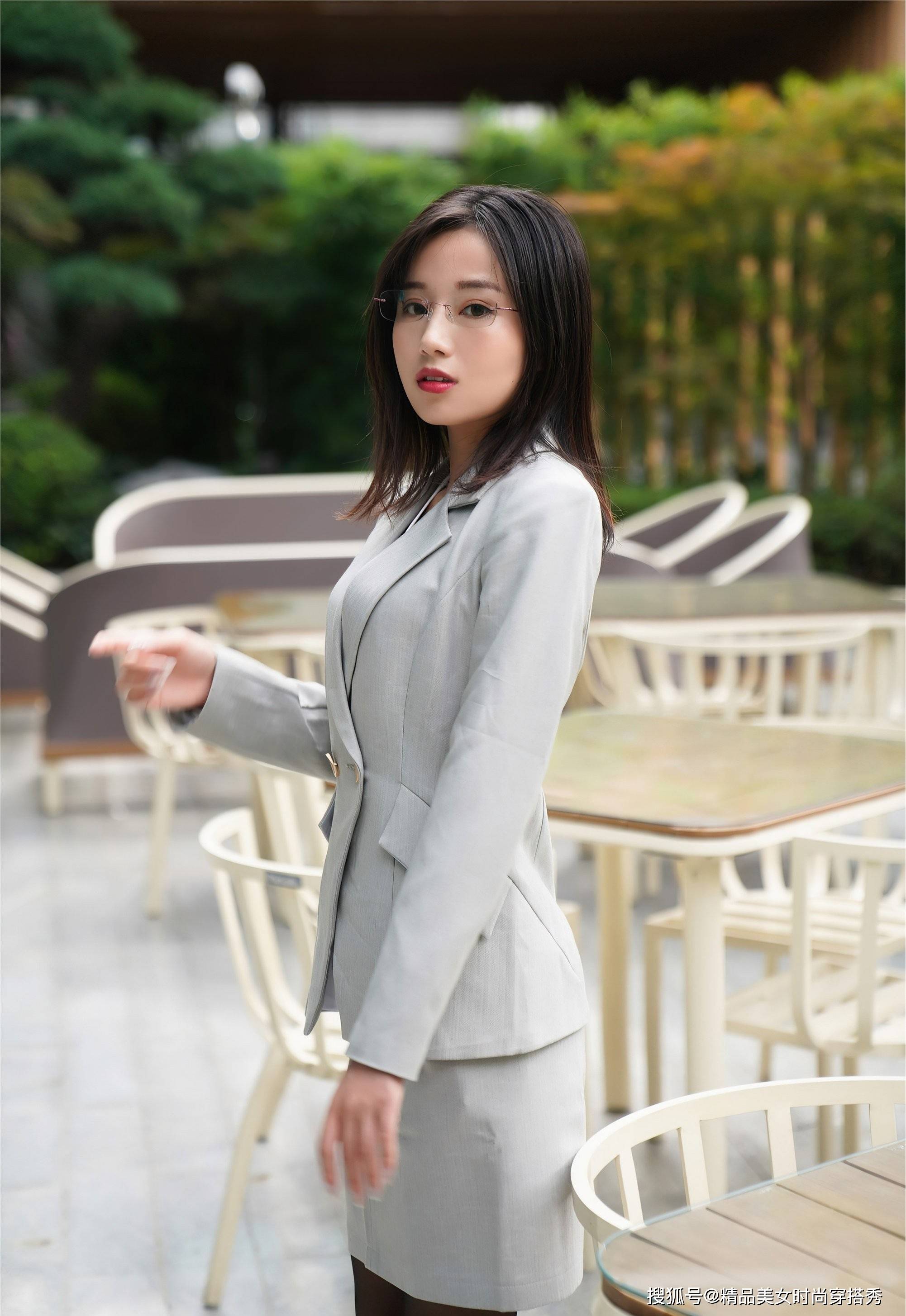 高跟鞋|简约又显气质的灰色西装搭配高跟鞋时尚又干练，职场人必备