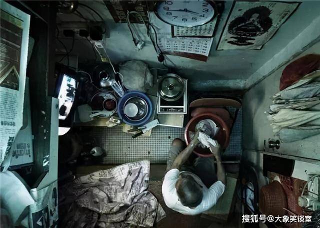 被遗忘的30万香港人：一家四口住7平米笼屋，吃饭睡觉都在马桶边