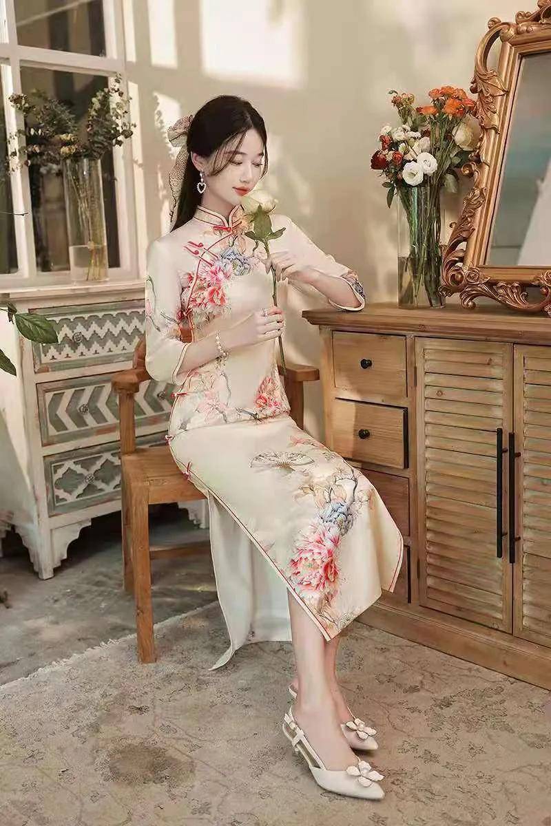 双肩|妩媚的旗袍，离不开优雅的姿态，内外兼具步履自然尽显女性风采！