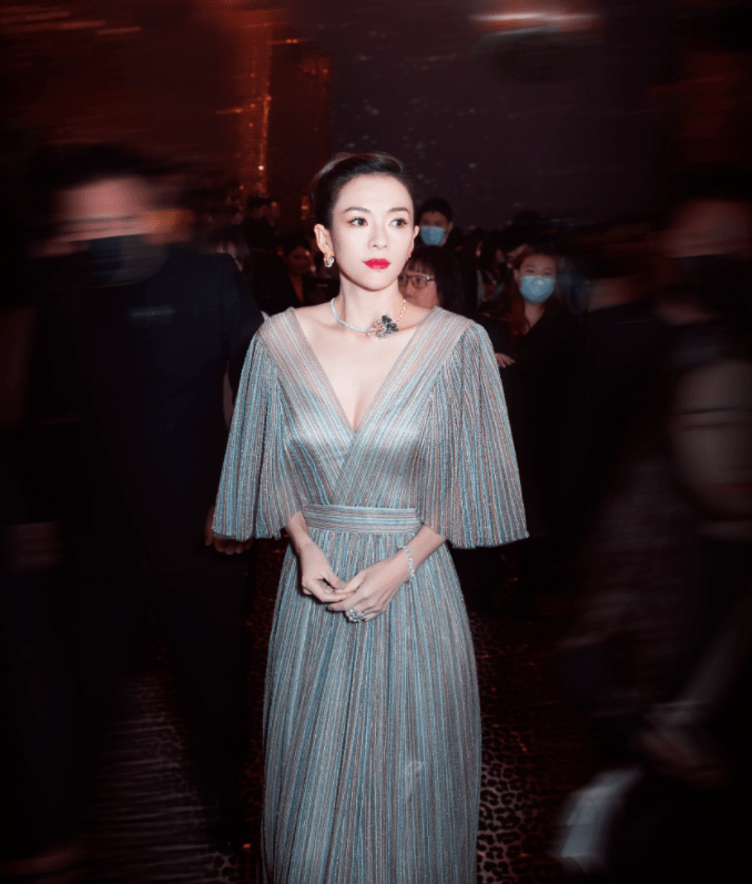 身材|42岁的章子怡亮相活动，虽然已是孩子的妈，但穿薄纱连衣裙仍惊艳