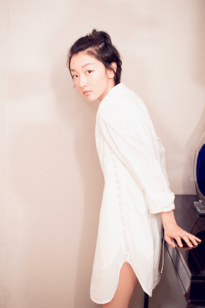 形象|周冬雨宣读《修身守正立心铸魂倡议书》,穿白衬衫带俩口罩,真拼