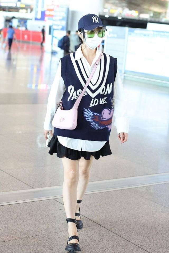 青春|范冰冰走文艺路线,V领毛衣+衬衫青春潮流范十足,40岁还像个少女