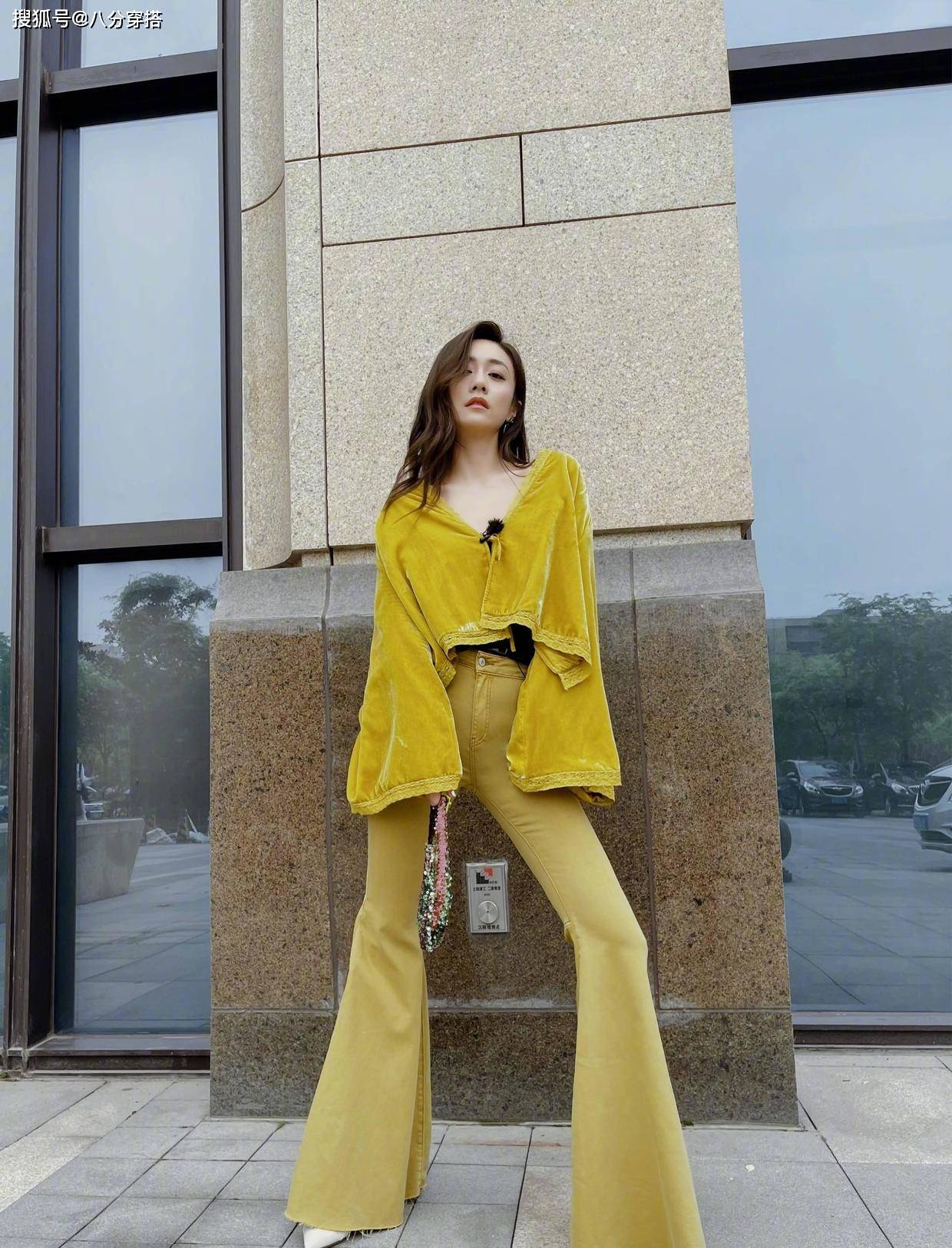 郑钧|刘芸真给郑钧长脸，豹纹上衣搭配牛仔短裤洒脱时髦，美得高调