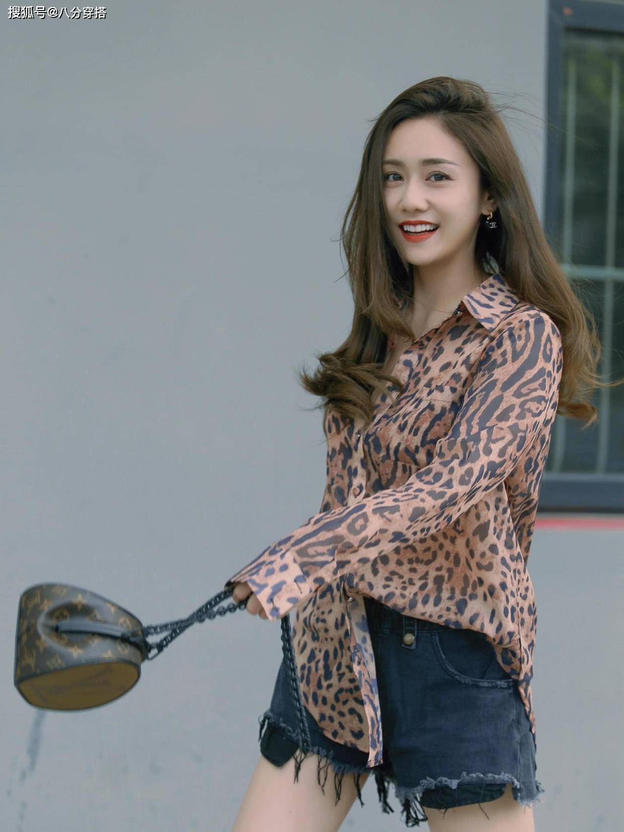 郑钧|刘芸真给郑钧长脸，豹纹上衣搭配牛仔短裤洒脱时髦，美得高调