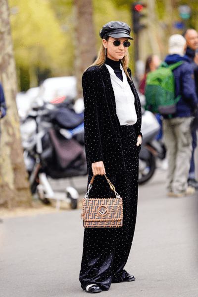 光泽感|女人到了40岁，丝绒单品要多尝试，穿着高级又显贵气