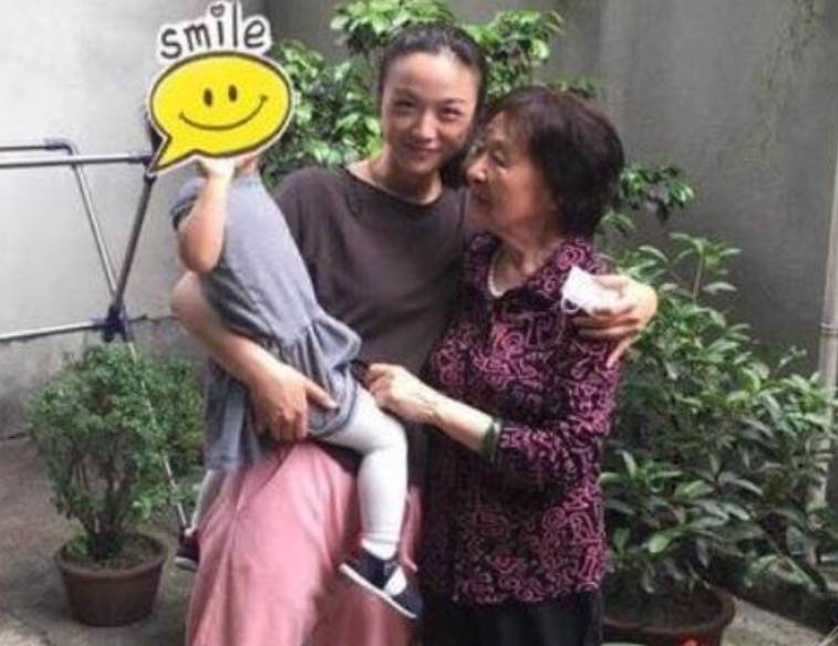 状态|汤唯拍片的现场照，脸蜡黄有些纹路但皮肤紧致，气质状态太好了！