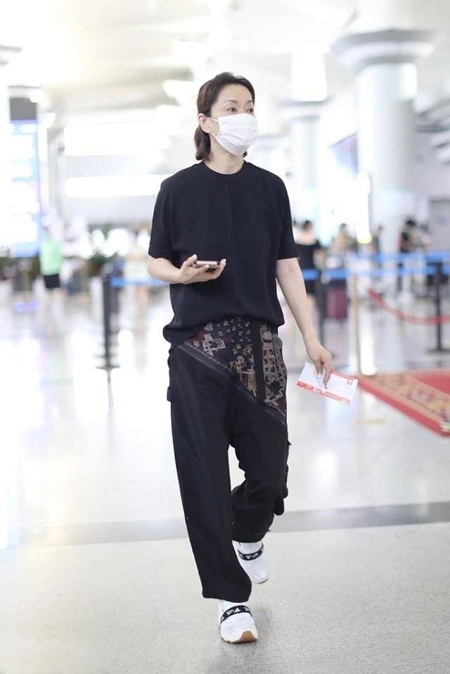 丝巾|毛阿敏穿出奶奶辈的“潮流感”,把丝巾拼在裤子上,比年轻人时髦