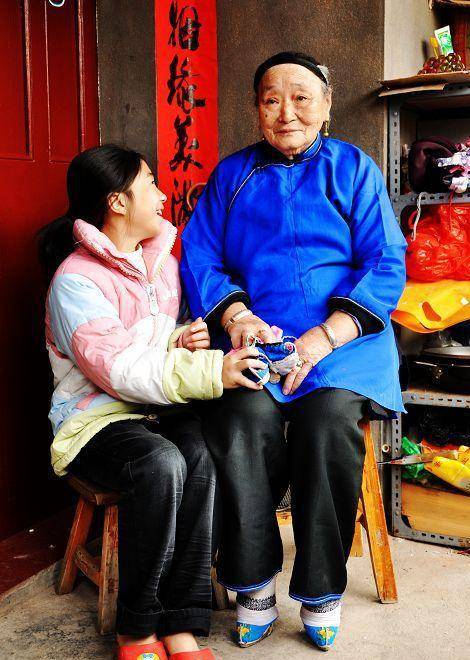 她16岁因脚小嫁入大户从不让子孙帮洗脚90年来只有丈夫看到过