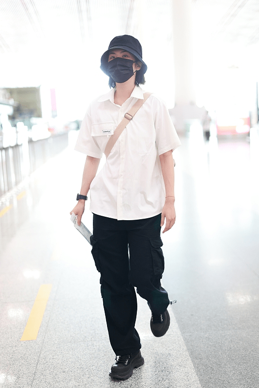 千金|孟晚舟的妹妹姚安娜不像富家千金,穿搭挺普通的,跟路人没区别