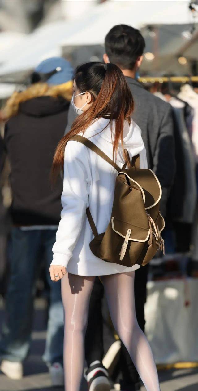 上衣|想要显白又显瘦的穿搭，黄色上衣搭配蓝色牛仔裙就很不错