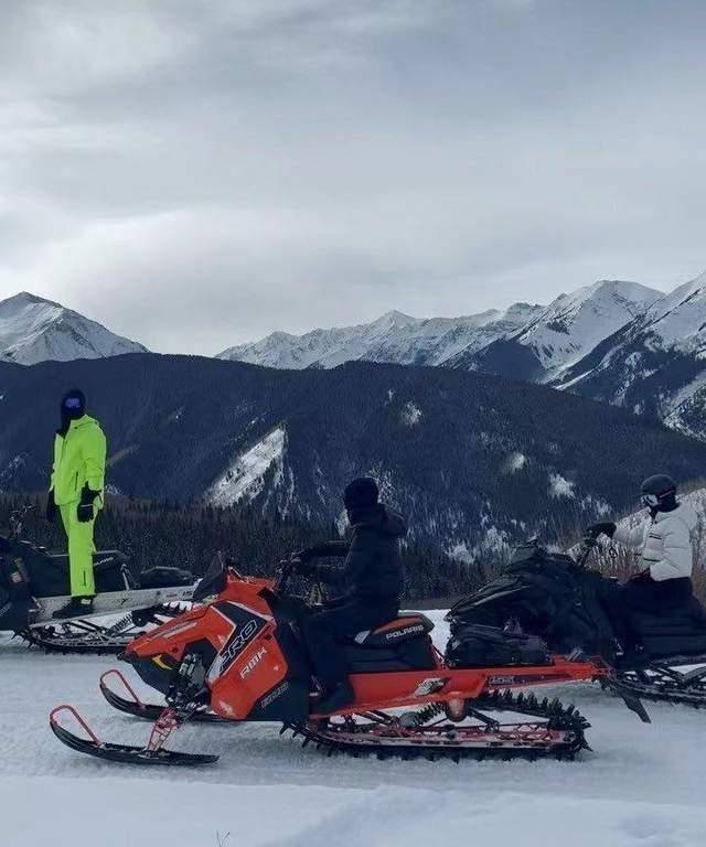 黑色|金小妹雪地里晒美照！裹羽绒服叉腰真会摆拍，肯豆一身黑美得低调