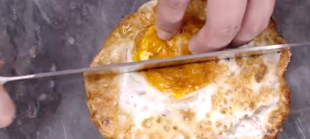 姜片|鸡蛋也可以这样吃,营养的快手早餐荷包蛋炒尖椒 焦嫩又下饭