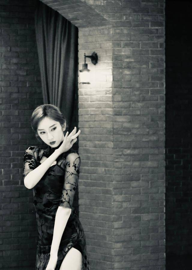 魅力|刘令姿：演艺小花旦拍黑白大片，穿旗袍秀出苗条身材，令人惊艳！
