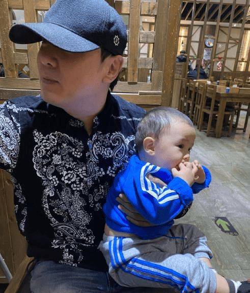 小孩子|沈腾夫妻俩对儿子可真好，把儿子打扮得跟潮男似的，真挺可爱的