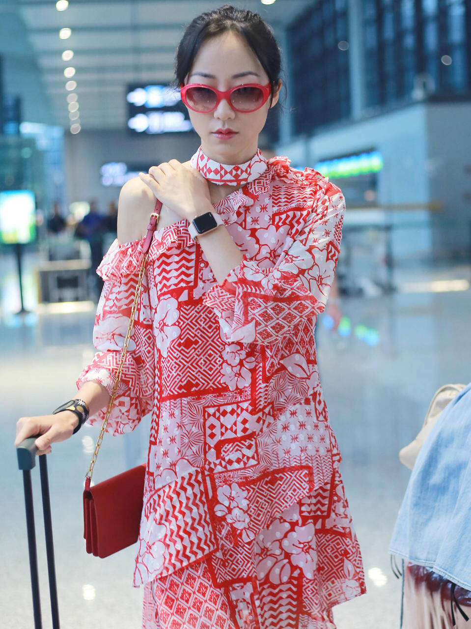 进行|38岁韩雪穿露肩连衣裙太给力，细腰长腿明显，胯宽缺点也不见了