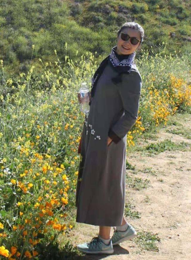 进行|姜黎黎头发也白了，盘发髻配素雅长袍韵味十足，无惧岁月老得优雅