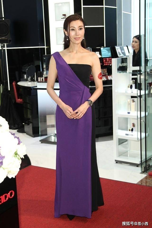 设计|李嘉欣老了也惊艳,一袭斜肩抹胸裙时髦又优雅,原装五官真耐看