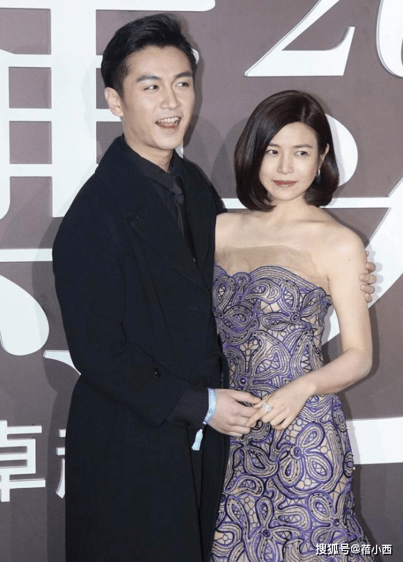 活动|陈妍希明明比陈晓大4岁，却被宠成小女孩，尤物身材穿抹胸裙真美