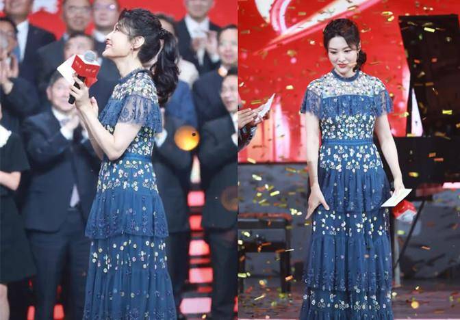 马尾|53岁主持人周涛久违上班,穿落花裙扎森系马尾,打扮时髦似女明星