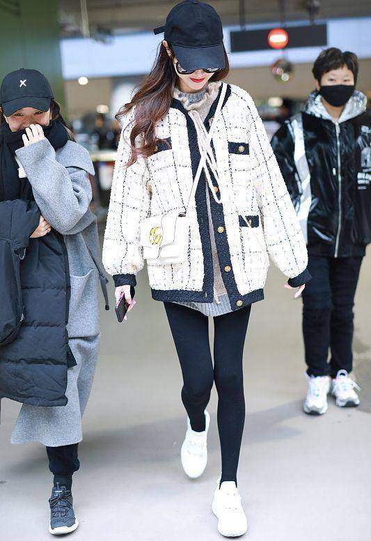 绿色加粉色衣服 b7090dbb01fd4cb4953aeb24d378dffb.jpeg