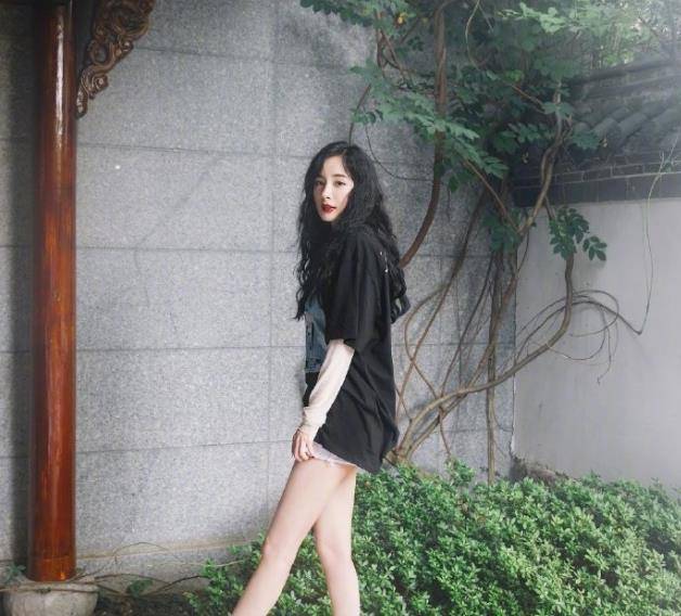 右手|女团腿？35岁的杨幂，腿比女团还好看，每天这样同款腿你也有