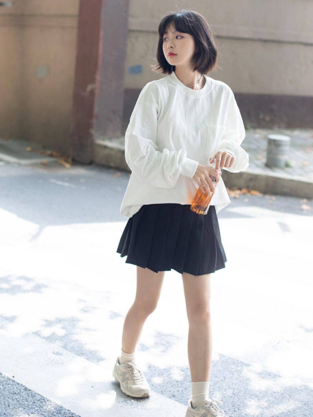 女生|还在上学的女生可以这样穿，白色卫衣搭配百褶裙，款式百搭又休闲