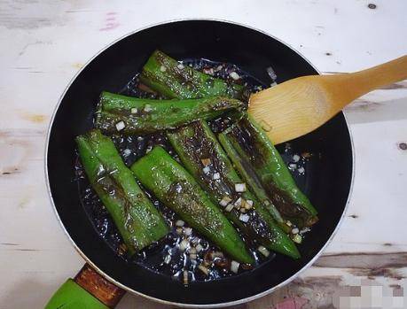 川味虎皮尖椒,味道正宗香辣過癮,焦脆好吃還不膩,比吃肉還過癮_做法