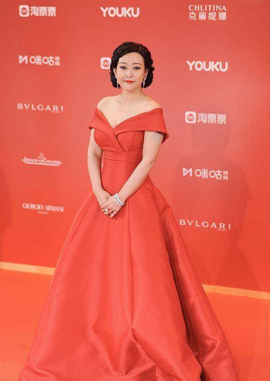 郝蕾|郝蕾到了演“妈妈”的年纪，但却依旧宝刀未老，好气质能穿出来