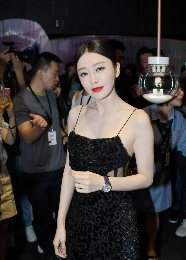 黑色|秦岚胆儿真大,穿吊带长裙仅靠两根细绳支撑,黑色豹纹尽显野性美!