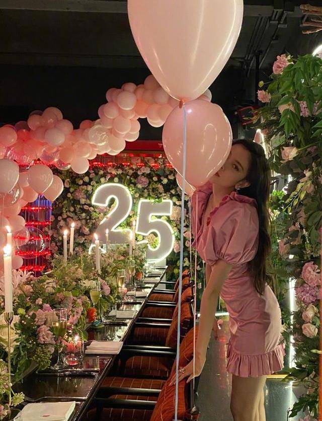 身材|宋妍霏少女心爆棚，身穿粉色短裙变身小公主，身材简直A爆了