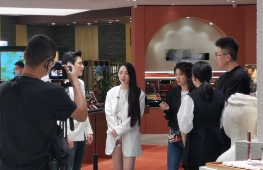 向佐|向佐夫妇录节目被偶遇！郭碧婷被夸白到发光，给女儿挑童装好有爱