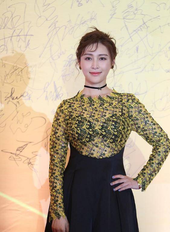 设计|35岁甘婷婷太敢穿了,穿亮片连衣裙亮相,上衣半透明很抢镜