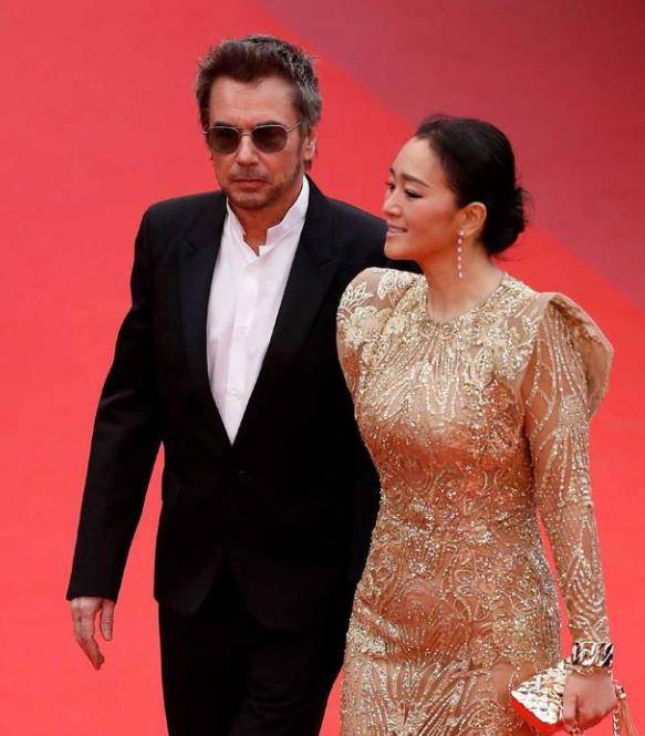 西裤|55岁巩俐穿白上衣配黑西裤亮相,同龄人不敢站她身旁,太显年轻了