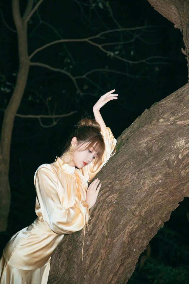 蓝色|虞书欣穿搭太吸睛，黄色缎面连衣裙知性又精致，小蛮腰真让人羡慕