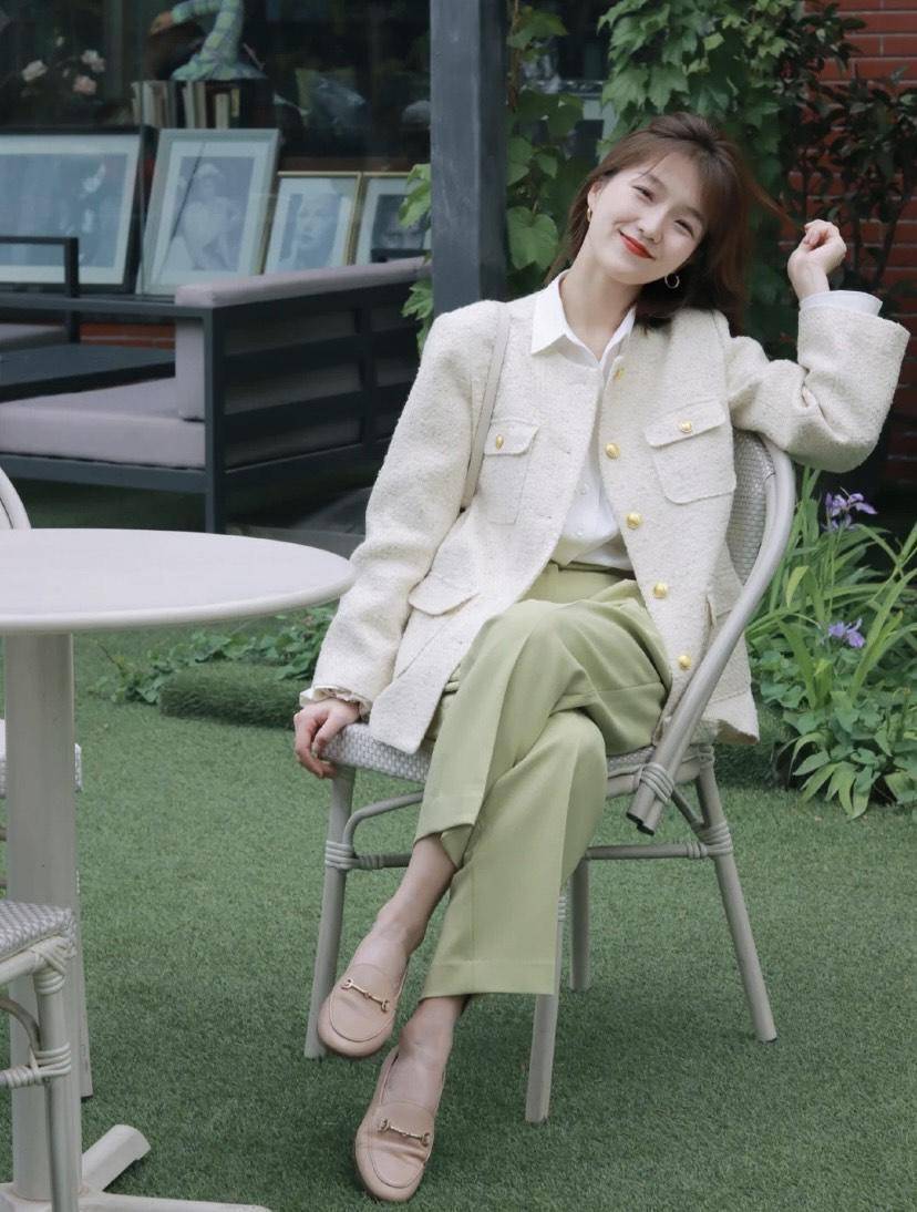 套装|秋天一定要穿一次“小香风套装”，高级不说还显白，美进骨子里