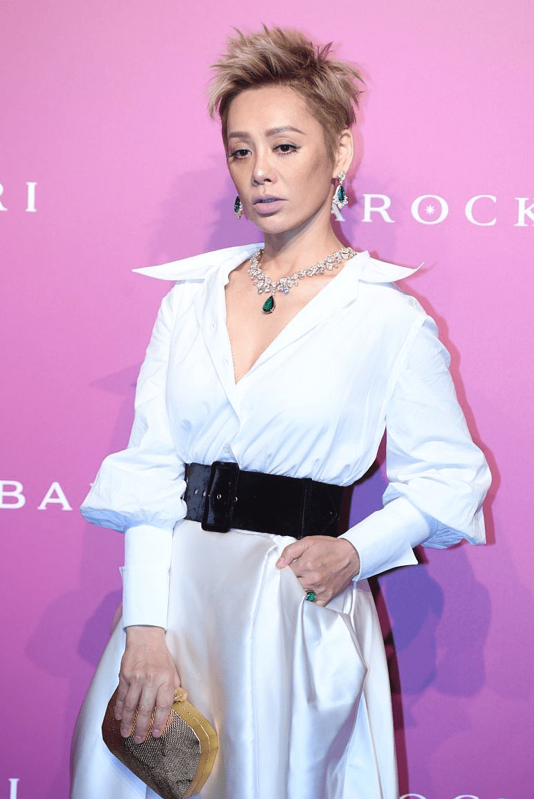 材质|宁静一把年纪不服老,穿衬衫领口大开,戴华丽首饰真显老演员地位