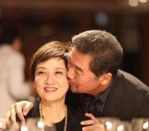 黑色|52岁陈红也变老发福,穿印花裙搭宝石难掩土气,越长越像倪萍