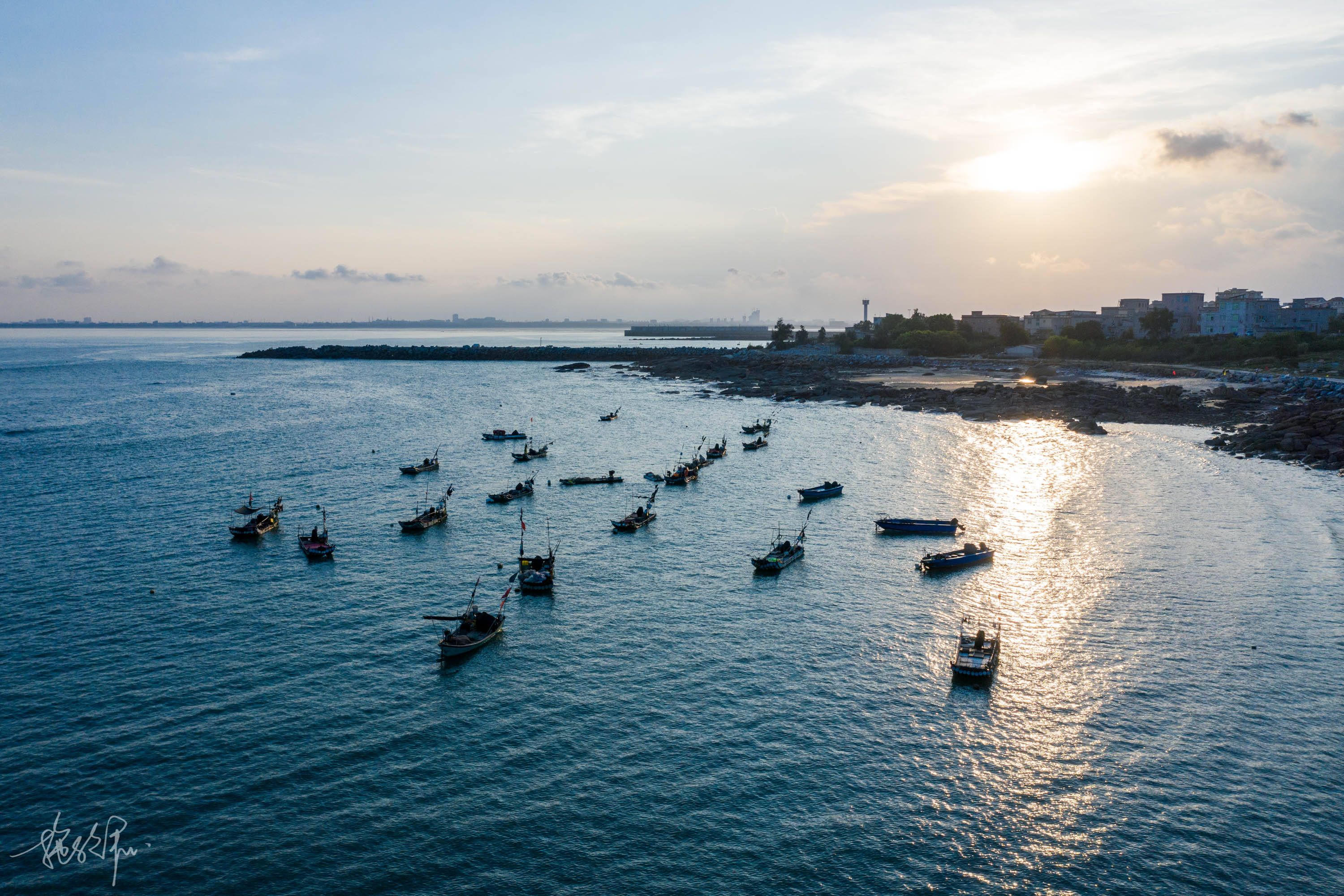 能看得到有一个坝子,爬上去看海更是绝美,堤岸的尽头也是一个灯塔,在