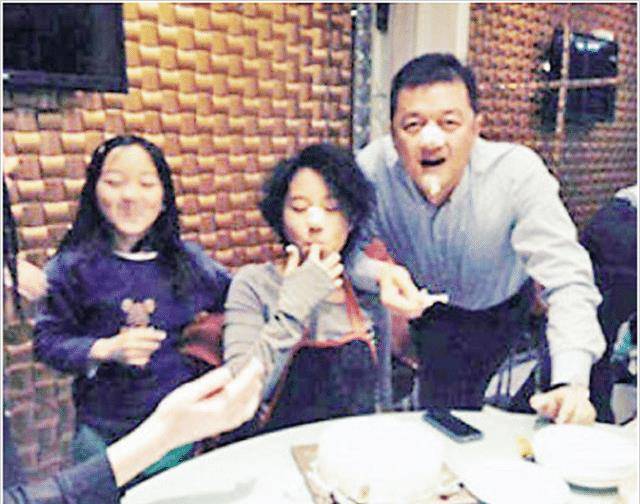 周末一家人聚在一起其乐融融 ecc104d6946b4c959b4f689405a3fa21.jpeg
